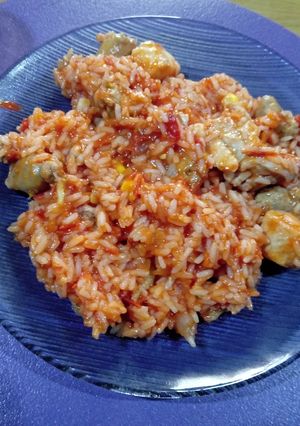 Una foto de Arroz al disco con verduras, pollos y salchichas parrilleras