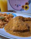 Guiso de piernas de pollo con tomate y ajonjolí
