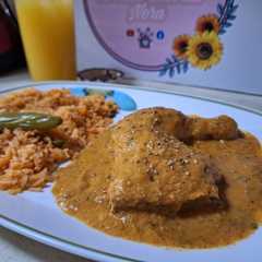 Una foto de Guiso de piernas de pollo con tomate y ajonjolí