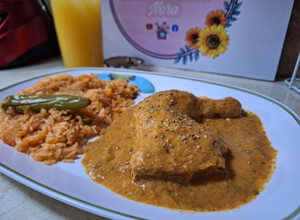 Una foto de Guiso de piernas de pollo con tomate y ajonjolí