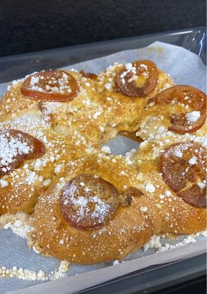 Una foto de Roscón de reyes a mano
