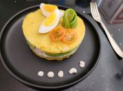 Una foto de causa rellena peruana