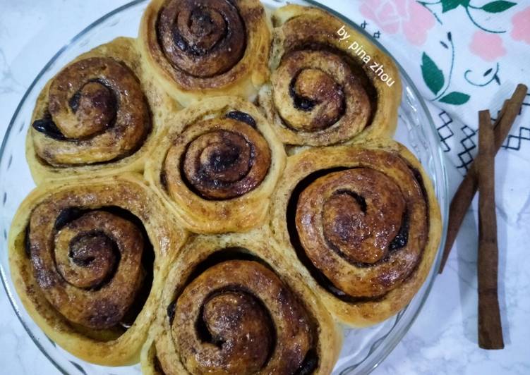 Cinnamon roll dengan kismis