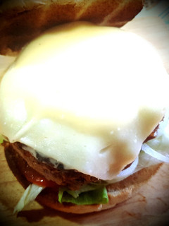 Una foto de Hamburguesa de ternera y shiitake con loncha de queso cremosa