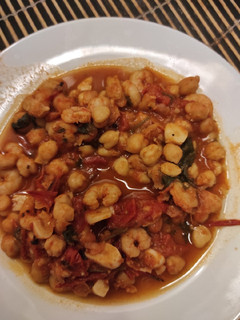 Una foto de Guiso de garbanzos con gambones express