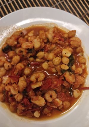 Una foto de Guiso de garbanzos con gambones express