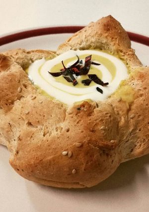Una foto de Crema de flor de calabaza en pan de hierbas