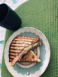 Una foto de Sándwich especial con huevo de campo