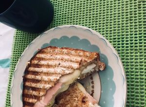 Una foto de Sándwich especial con huevo de campo