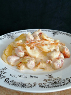 Una foto de Gratinado de salchichas con patatas