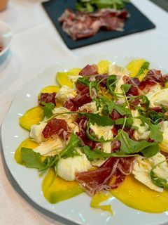 Una foto de Carpaccio de mango con mozzarella y jamón ibérico