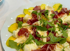 Foto principal de Carpaccio de mango con mozzarella y jamón ibérico