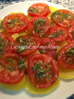 Una foto de Ensalada de patata y tomate natural