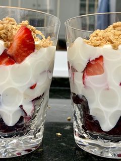 Una foto de Fresas, cerezas, queso batido y cereales