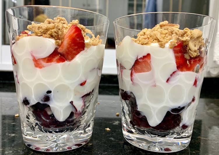 Fresas, cerezas, queso batido y cereales