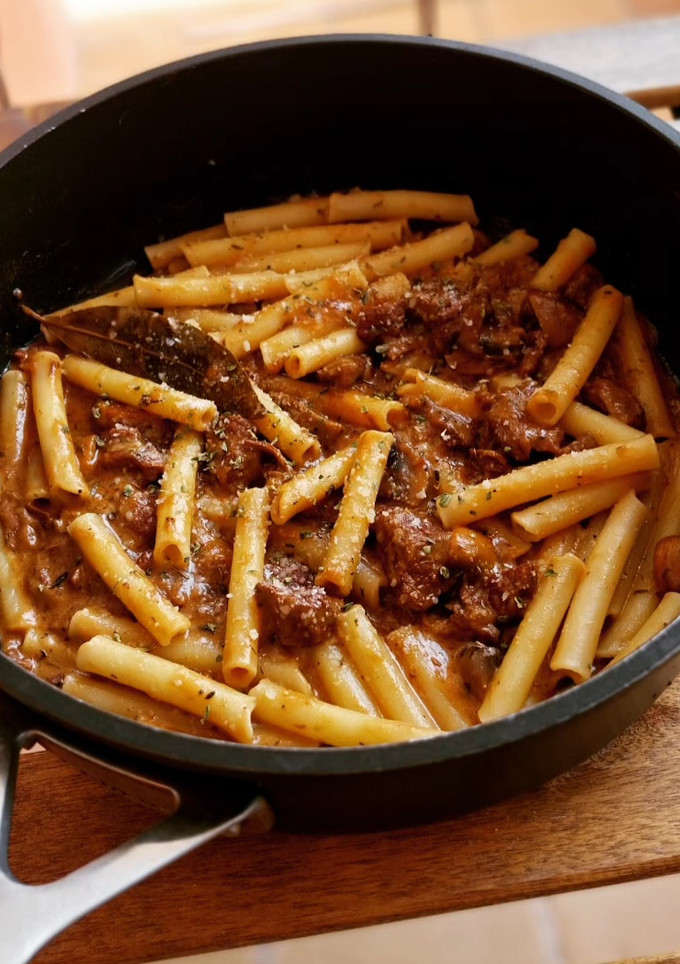 Una foto de Pasta con ternera y champiñones en salsa