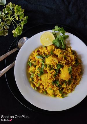 આલુ મટર પુલાવ (Aloo Mutter Pulao Recipe In Gujarati) રેસીપી મુખ્ય ફોટો