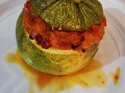 Una foto di zucchine salsiccia