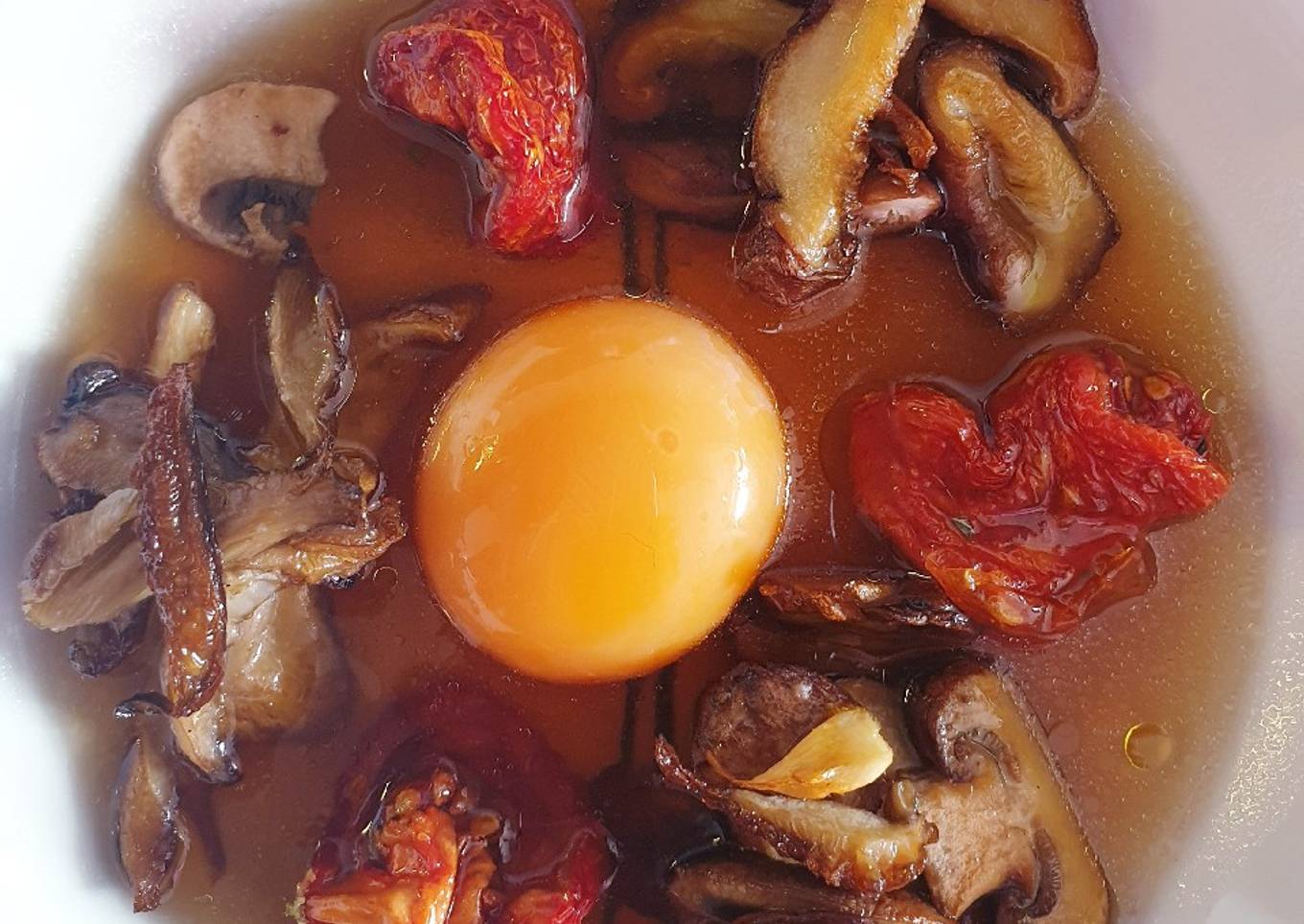 Salteado setas con caldo de champiñones-shiitake con yema 🍄