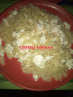 Farar indomie mai kwai ainihin hoton girkin