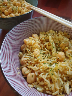 Una foto de Arroz al curry con Lékué
