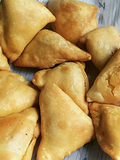 समोसे (samose recipe in Hindi) रेसिपी मुख्य फोटो