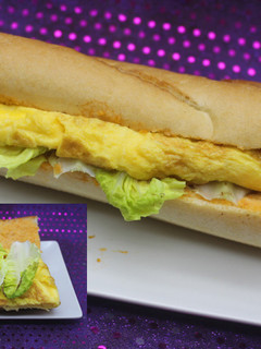 Una foto de Bocadillo de tortilla con lechuga