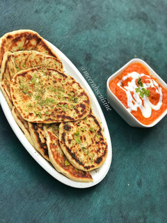 A picture of Naan bread and buttered chicken.
