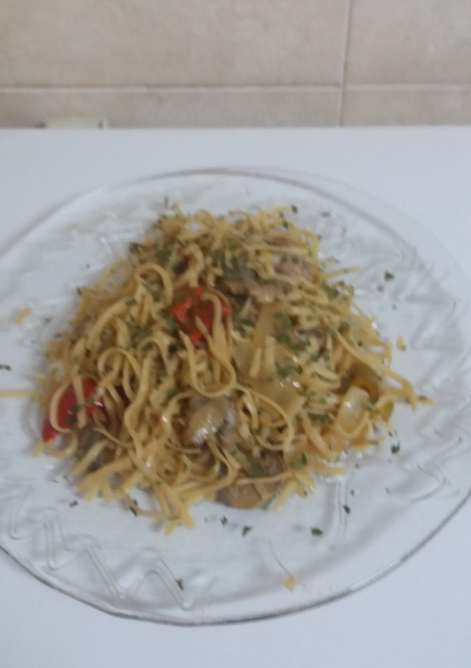 Una foto de Aprovechamiento. Tallarines fritos con pollo y salsa de soja