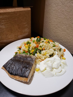 簡餐-蒜香蔬菜炒飯 配 煎鮭魚 佐 希臘優格【40分鐘】【美式】【家常菜】【名字等於材料系列】 的食譜成品照片