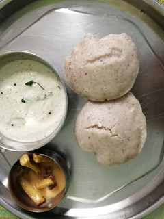 கருப்பு உளுந்து இட்லி (Karuppu ulundhu idli recipe in tamil) செய்முறை முக்கிய புகைப்படம்
