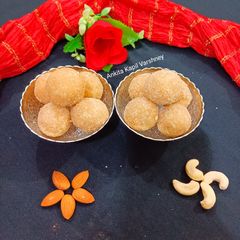 A picture of Til Ladoo.