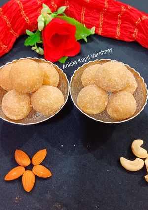 A picture of Til Ladoo.
