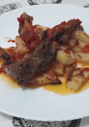 O poză a rețetei Cartofi la cuptor cu costiță și sos roșu.