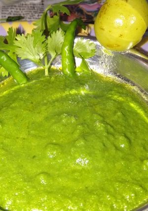 A picture of धनिया पत्ता और आंवले की चटनी.