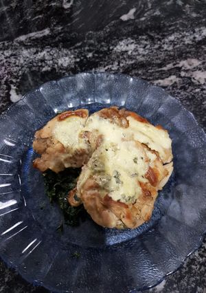 Una foto de Pollo con roquefort sobre colchón de acelga. 😁