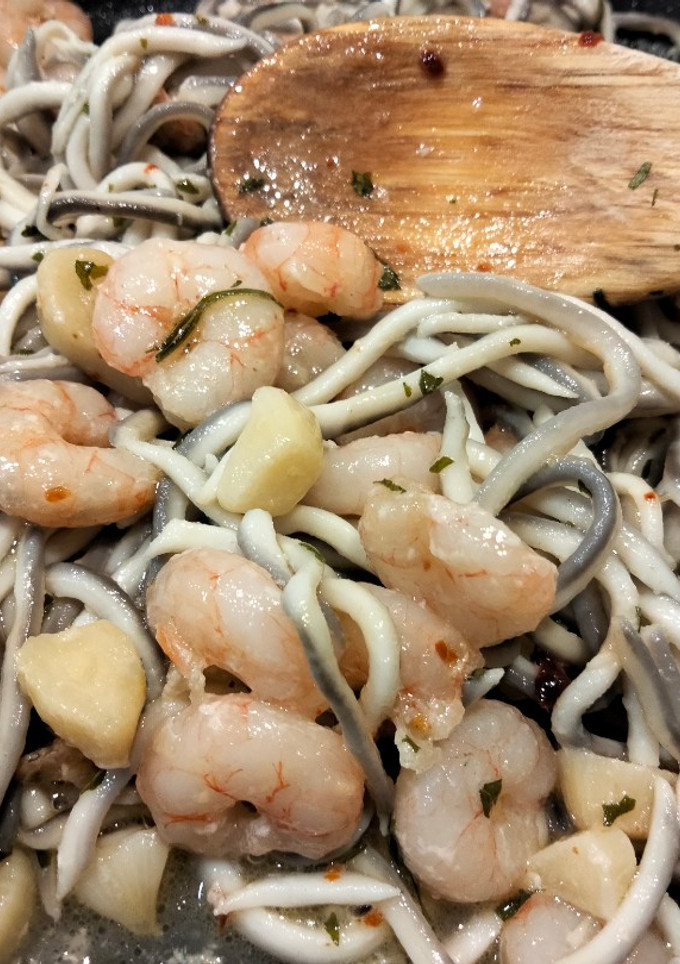 Una foto de Gulas con gambas