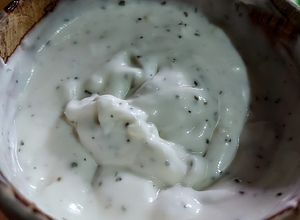 Una foto de ALIOLI 🧄a La🌿Guasca y Pimienta negra...!