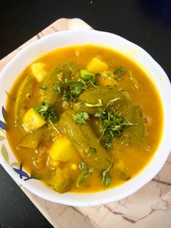 परवल आलू की सब्ज़ी (parwal aloo ki sabzi recipe in Hindi) रेसिपी मुख्य फोटो