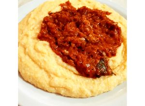 Una foto de Polenta con salsa sin carne 🤤