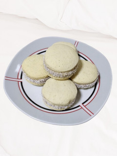 Una foto de Alfajores de maicena veganos con dulce de coco 😍 :)