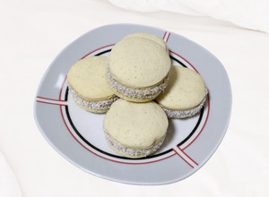 Una foto de Alfajores de maicena veganos con dulce de coco 😍 :)