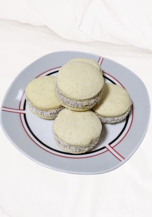 Una foto de Alfajores de maicena veganos con dulce de coco 😍 :)
