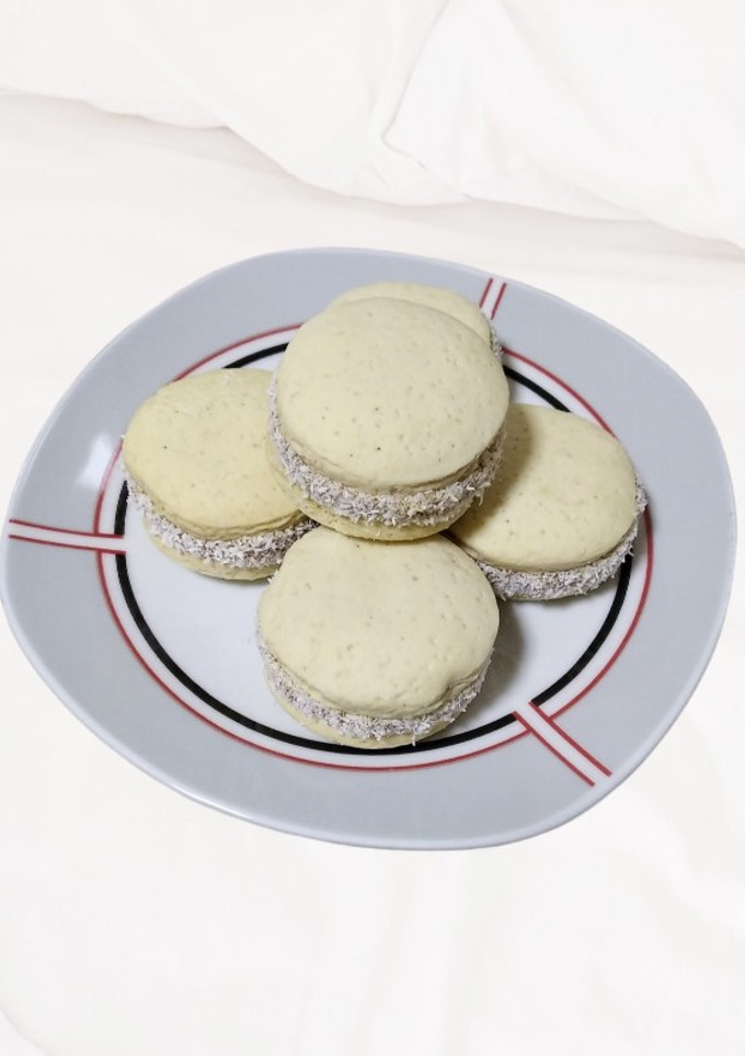 Una foto de Alfajores de maicena veganos con dulce de coco 😍 :)