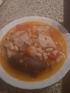 Una foto de Habichuelas con morcilla, panceta y pimientos