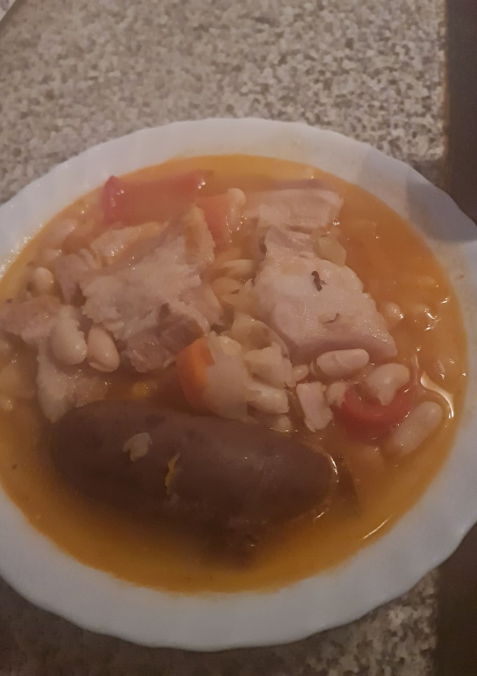 Una foto de Habichuelas con morcilla, panceta y pimientos