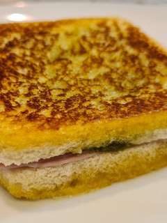 Una foto de Sándwich mixto con salsa de pesto