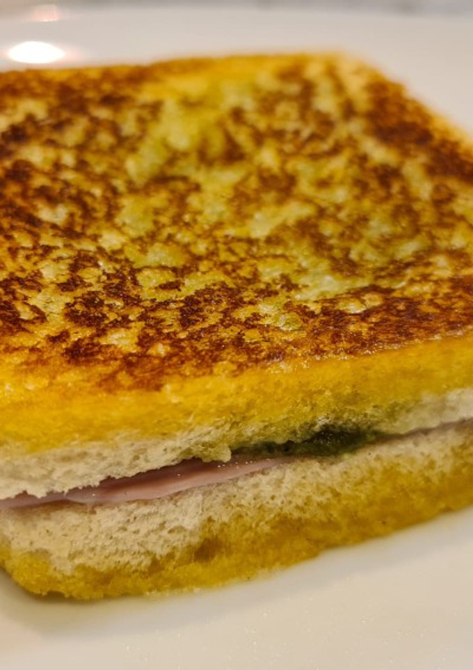 Una foto de Sándwich mixto con salsa de pesto