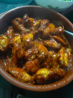 Una foto de Alitas en air fryer con salsa