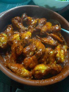 Una foto de Alitas en air fryer con salsa